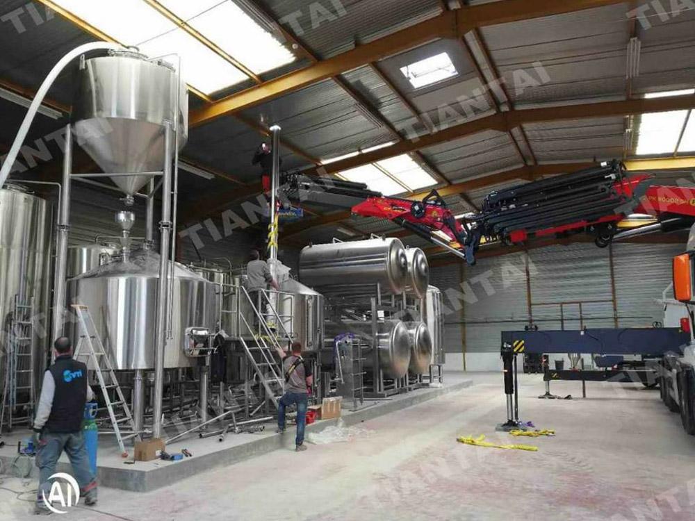 <b>4000L brewery equipment is under installation</b>